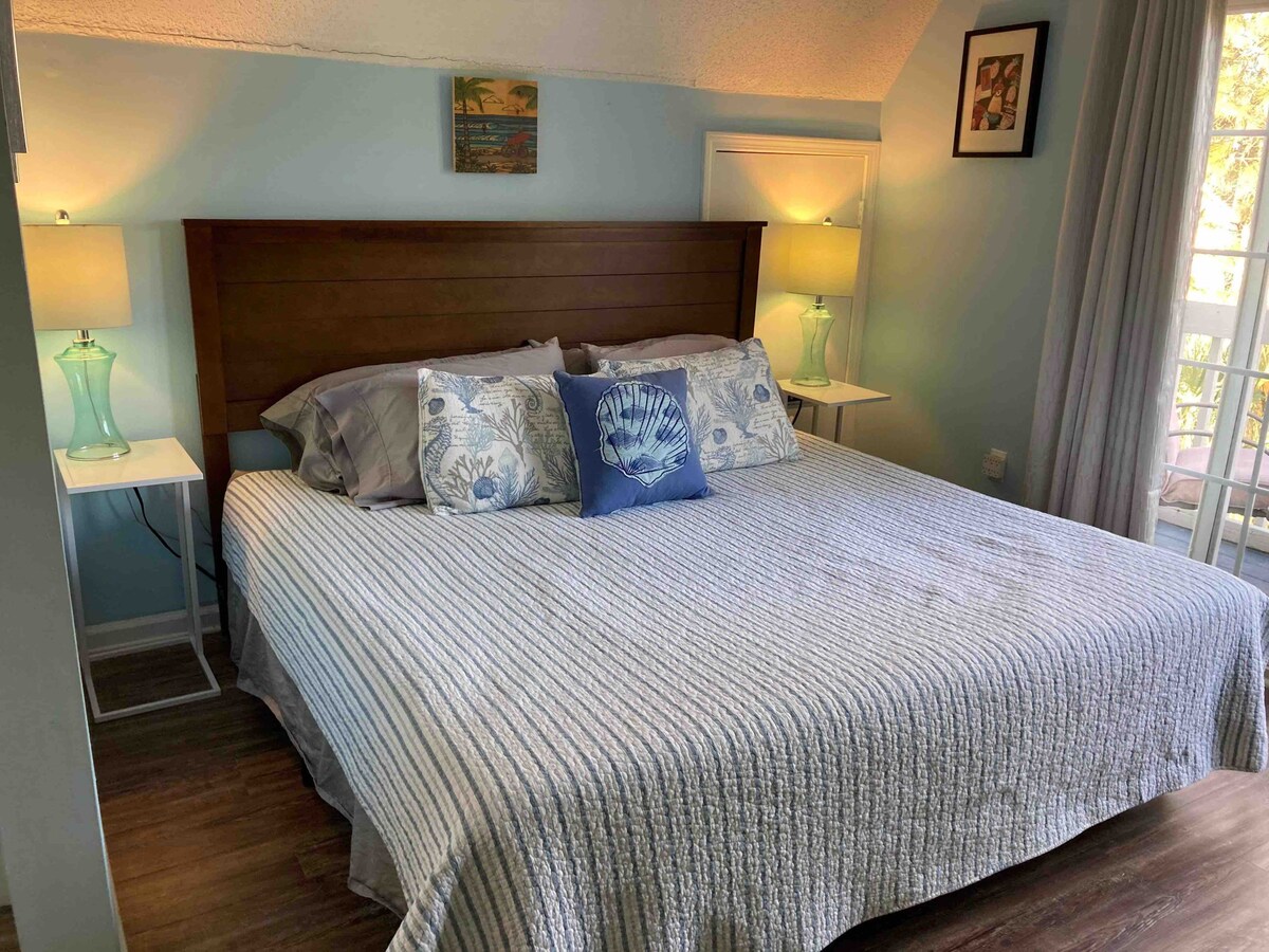 Cama tamaño king en el dormitorio de arriba.