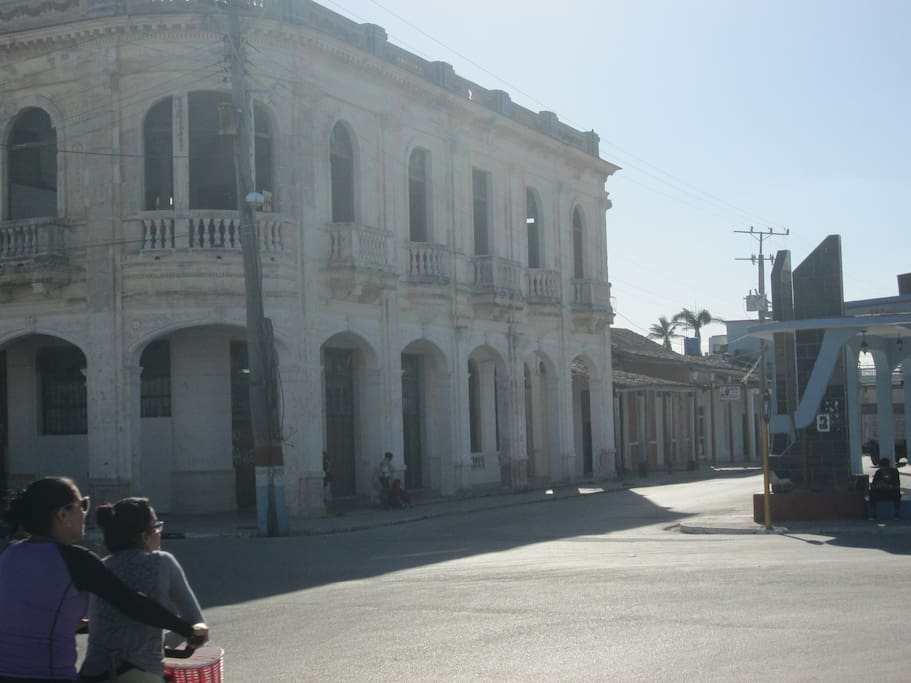 Llegando a la casa / Vista desde el parque La Libertad (plaza central) - 2