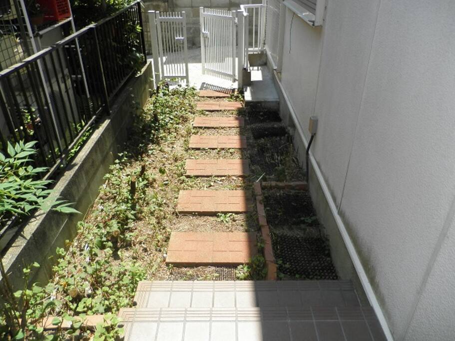 門を開けてアプローチを歩くとお家へ…Welcome