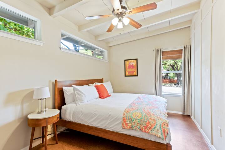 5 bdrms, 10 Mins Downtown, Next to UT,Free parking gallery image 5