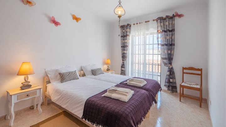 Ორადგილიანი საძინებელი აივანზე გასასვლელით.