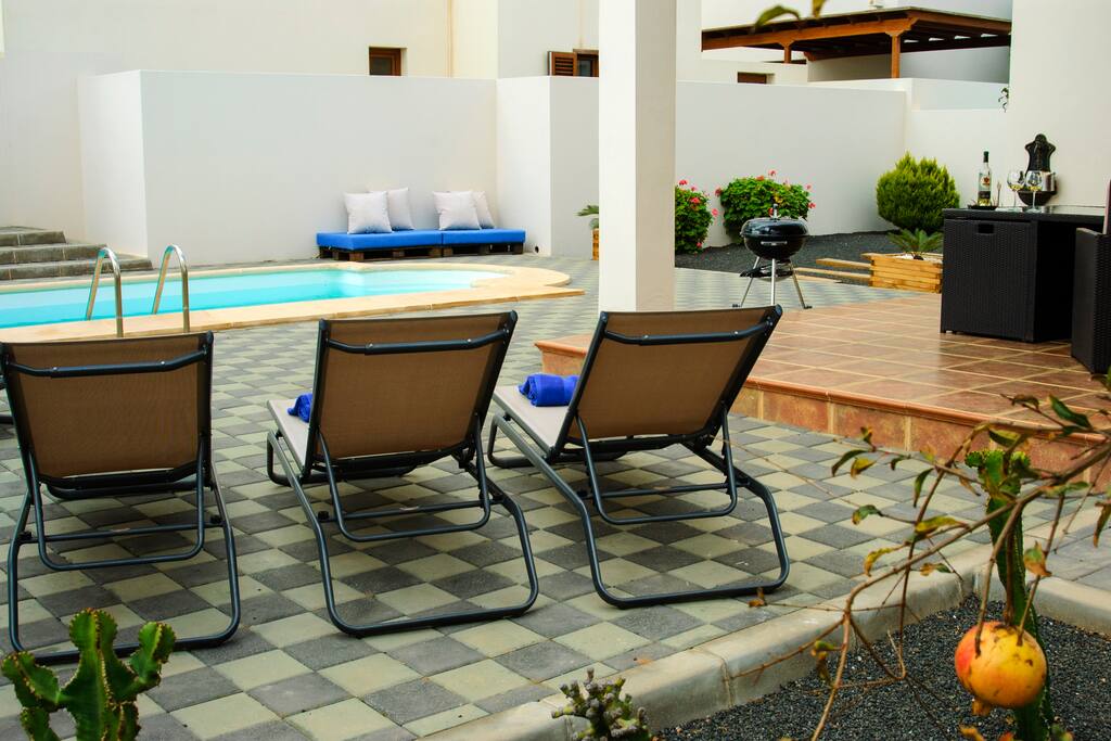 Zona de jardín y piscina