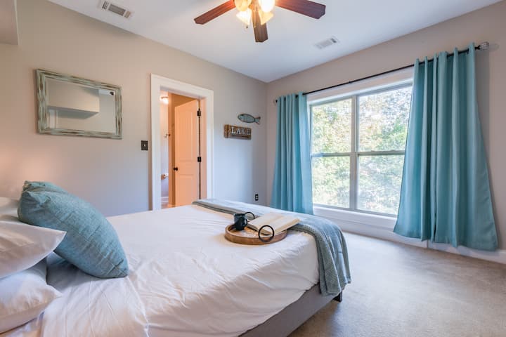 Habitación 6 con cama queen con vista a la cala - Planta baja