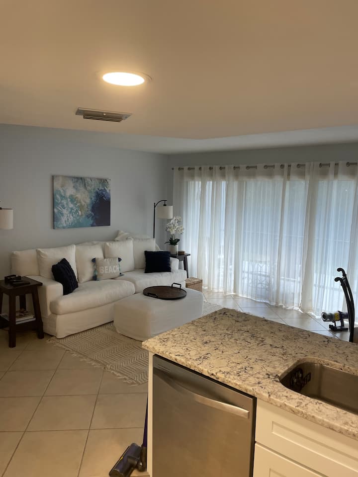 Escape To Paradise …Short Walk To Jupiter Beach! - Jupiter, FL