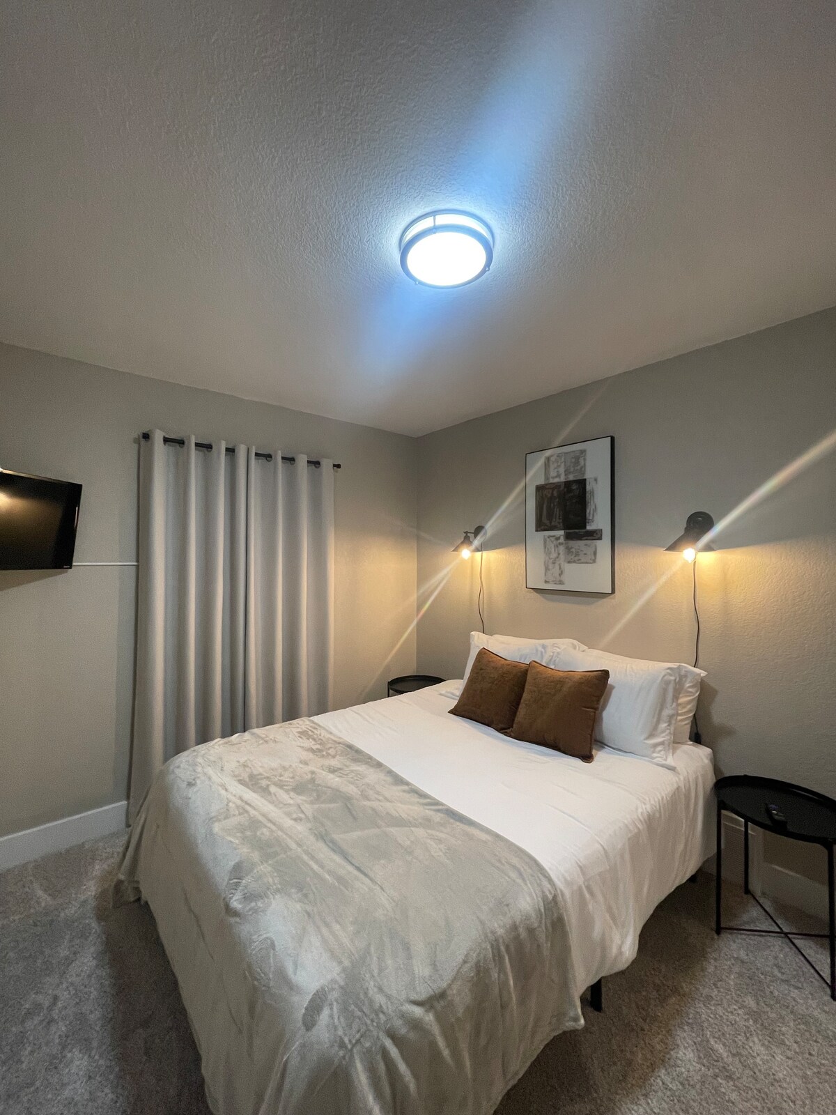 第二间卧室配备标准双人床、32英寸Roku电视、遮光窗帘和带衣架的衣柜。 