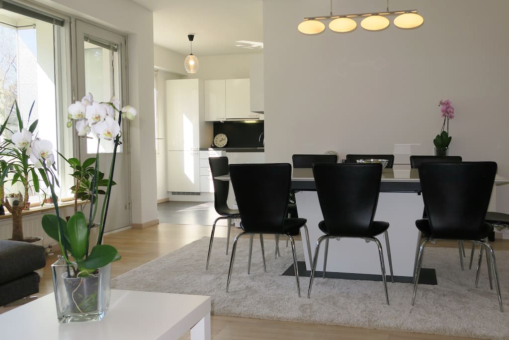 Dining table for up to 7 people