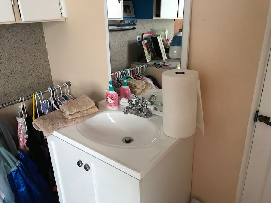 Private sink and glamor station. ;-)