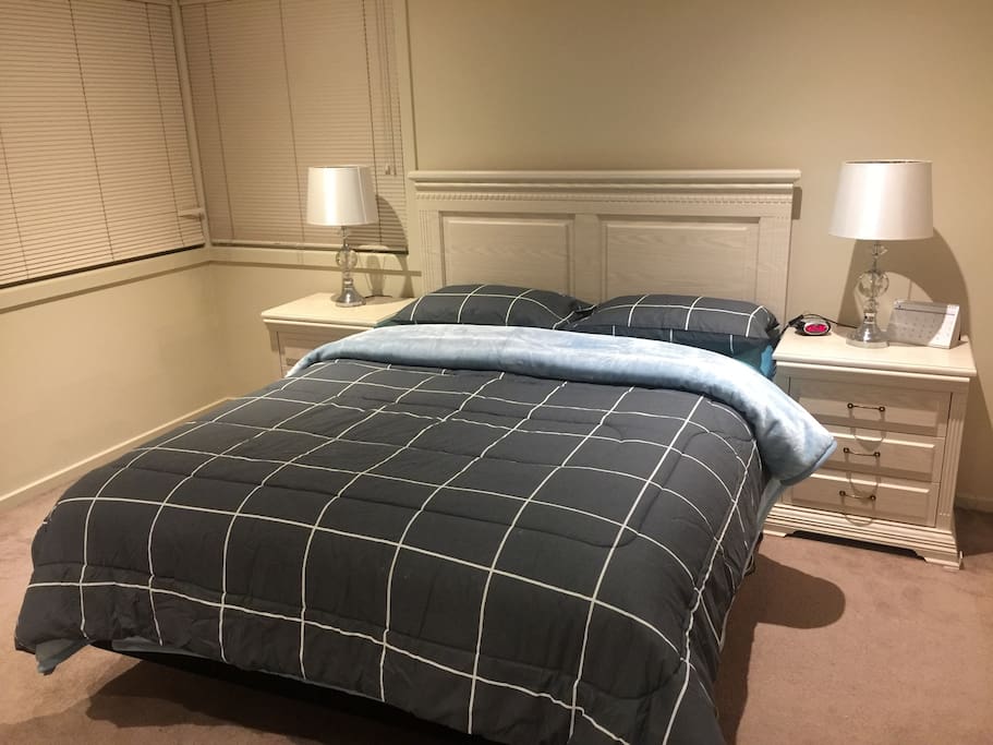Master Room with queen ADJ Bed