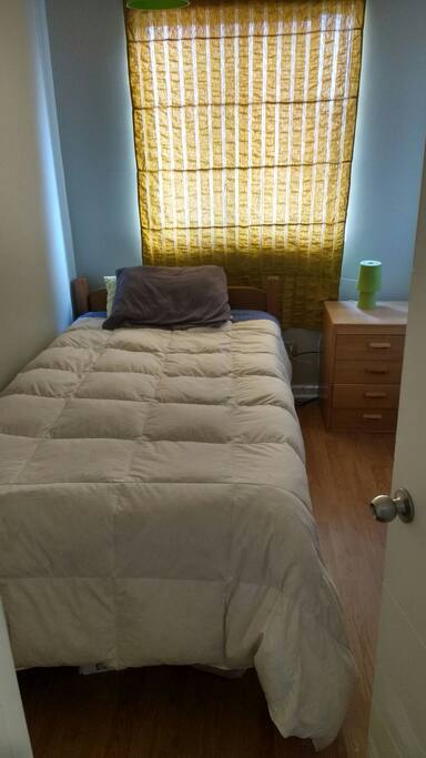 dormitorio con cama plaza y media closet interior de habitacion