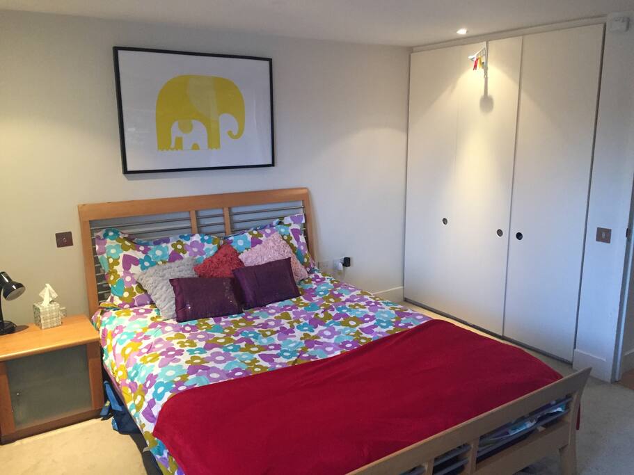 Queen size bed in the bedroom