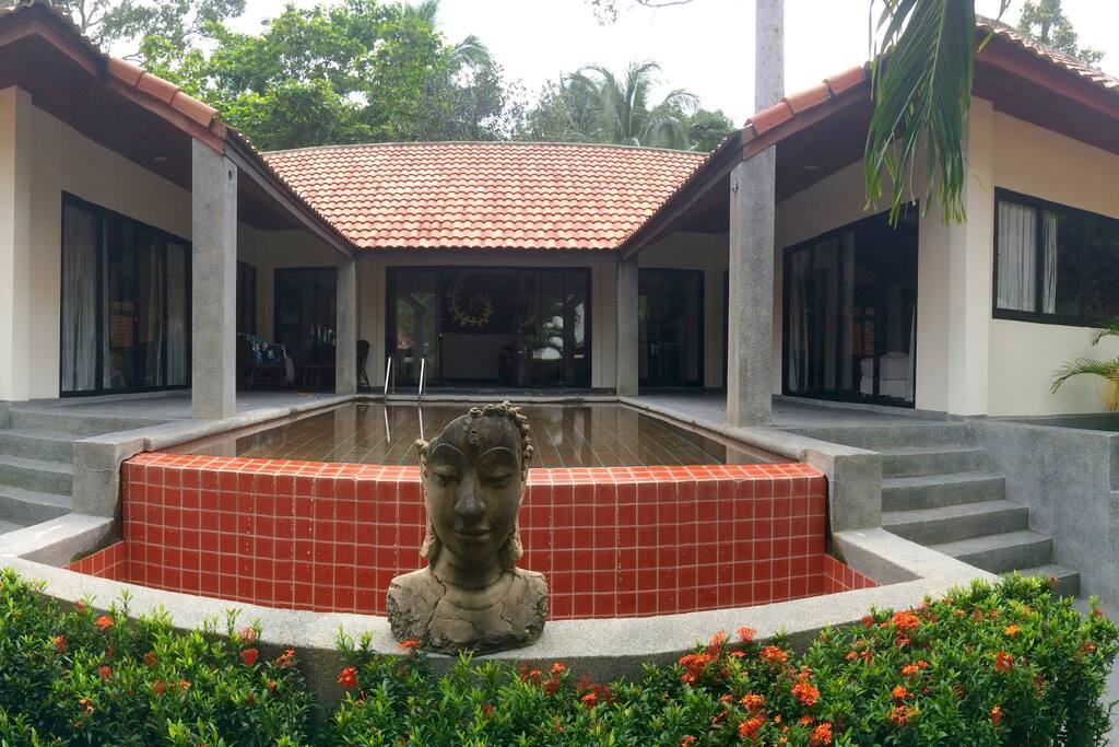Distribution of the villa.
Common area in front and rooms in the Wings