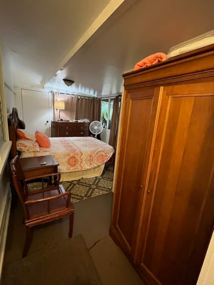 Cuarto trasero con cama queen y segundo baño.