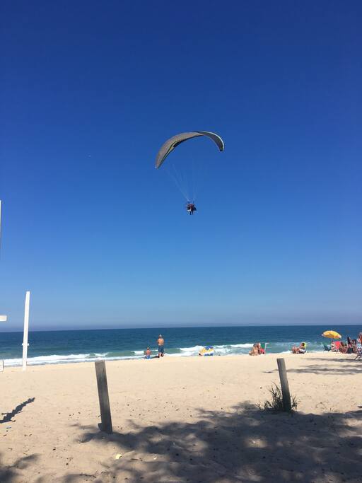 Parapentista! Passeando ao mar!! Surfando nas ondas! Do inverno !! Rio de Janeiro continua lindo!