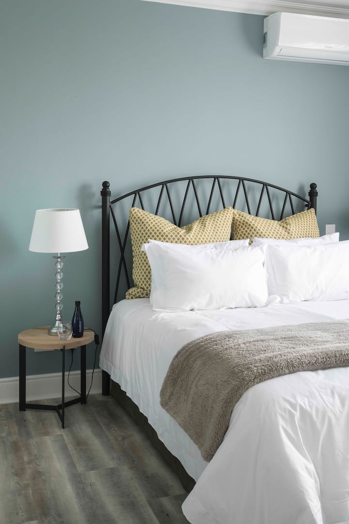 舒适的标准双人床（额外长度） ，配有毛绒床上用品和遮光窗帘。