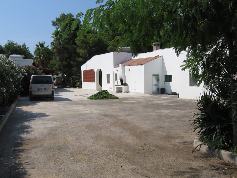 vista esterna verso parcheggio interno