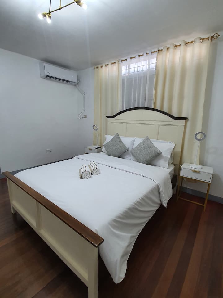 Chumba cha kulala cha Mwalimu.
Tunaweza kuongeza godoro la sakafu ya +1 ikiwa unazidi 8PAX; na ada ya ziada