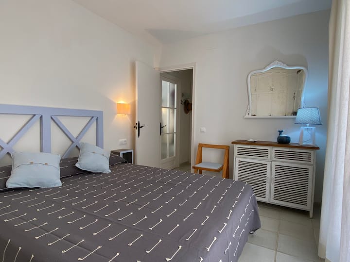 Chumba cha watu wawili kilicho na kabati la nguo na kitanda cha sentimita 150. Inaangalia barabara.