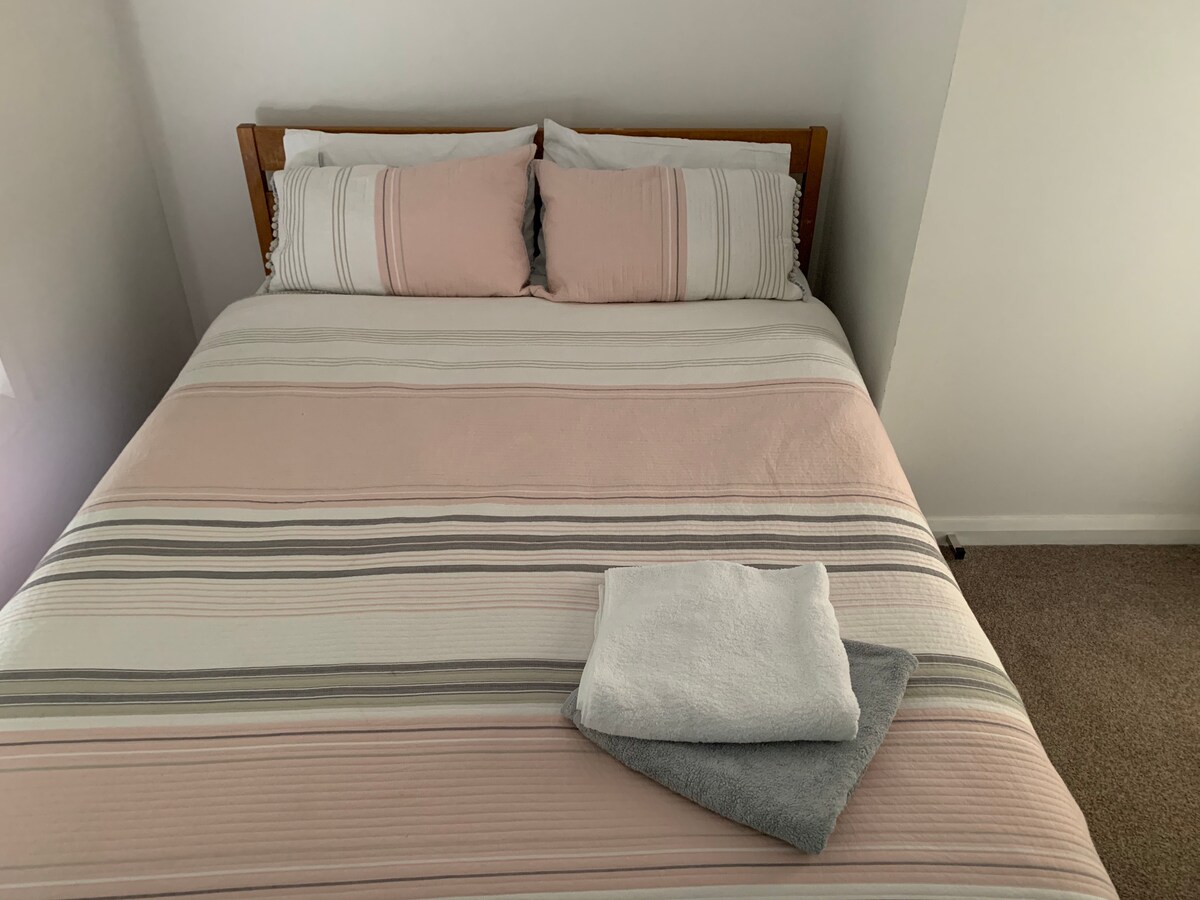 楼上主卧配有一张标准双人床。