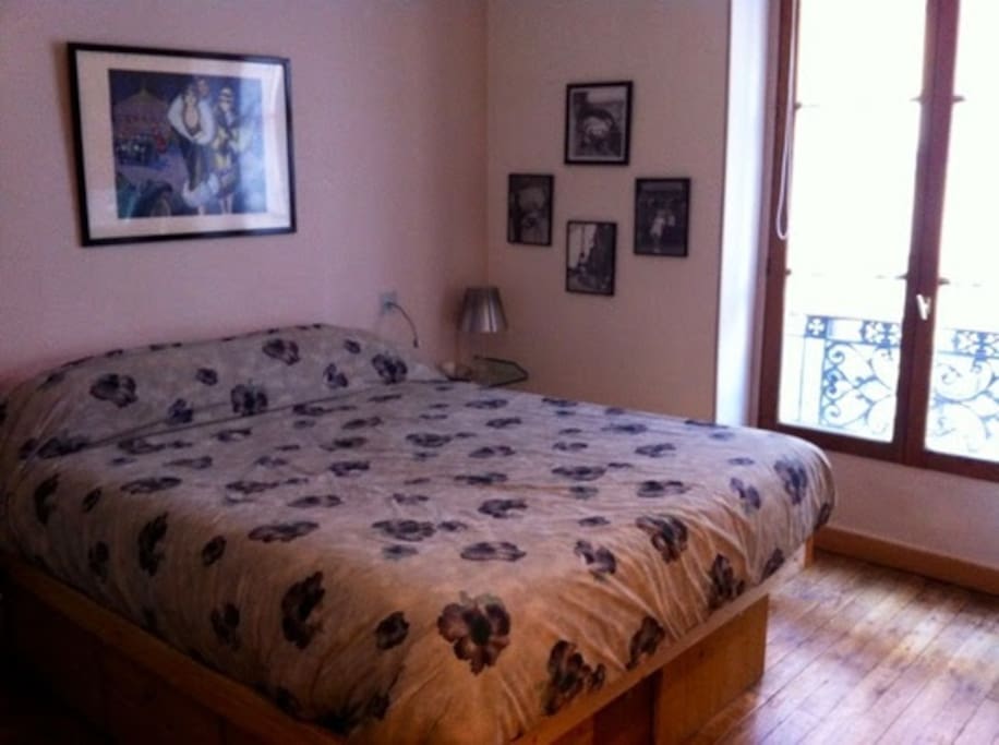 Chambre avec grand lit double