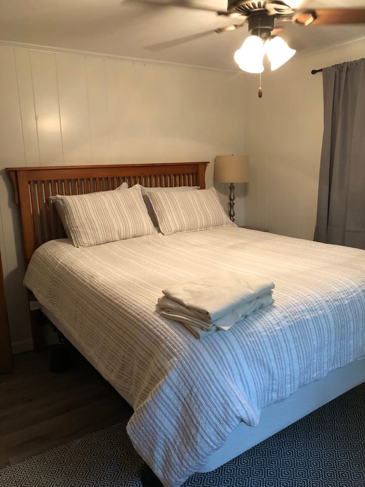 בחדר שינה 2 יש מיטת קווין סייז, שידה וארון גדול לאחסון. שפע של מקום נוסף לחבילת משחקים או מיני עריסה.