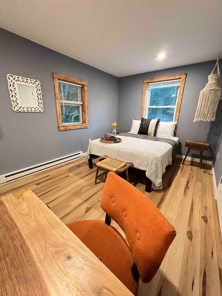 Master bedroom with queen size bed and desk space for when you have to work from home or answer a quick email! (Although we suggest you unplug and enjoy the fresh mountain air!) 