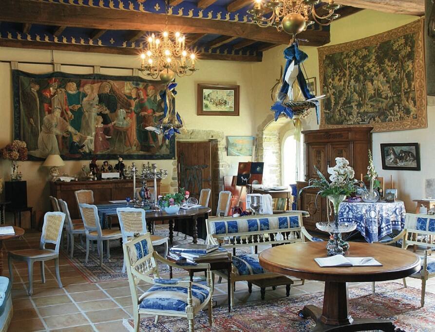 Salon avec très grande cheminée