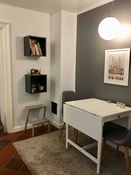 Nyt køkken og en fin lille spiseplads til 2, men bordet kan udvides til 4 personer.