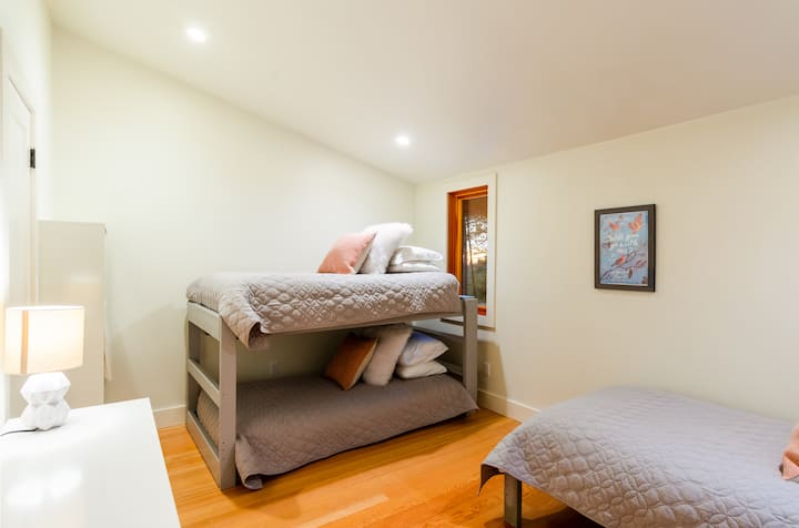 Dhoma e pasme e gjumit ka tre krevate dopio (një krevat marinari dhe një dopio) të pajisur me shtroja krevati West Elm dhe çarçafë të rehatshëm me gëzof të rremë. Kjo është dhoma e përkryer për fëmijët ose fëmijët në zemër. 