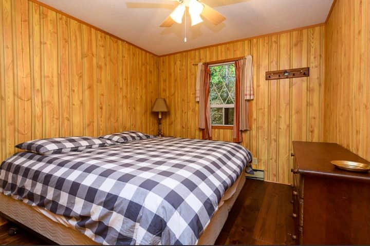 Главна спалня с голямо двойно легло