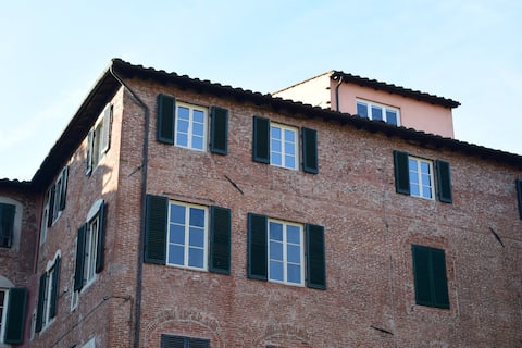 Popular Airbnb listing: Lucca Walled City large flat groups/families & AC in Lucca