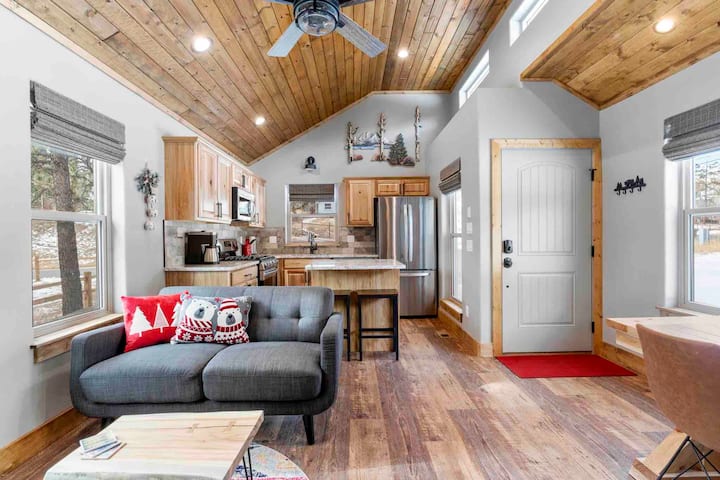 King Bed! Garage! Mtns! Walk To Town! - Woodland Park, CO