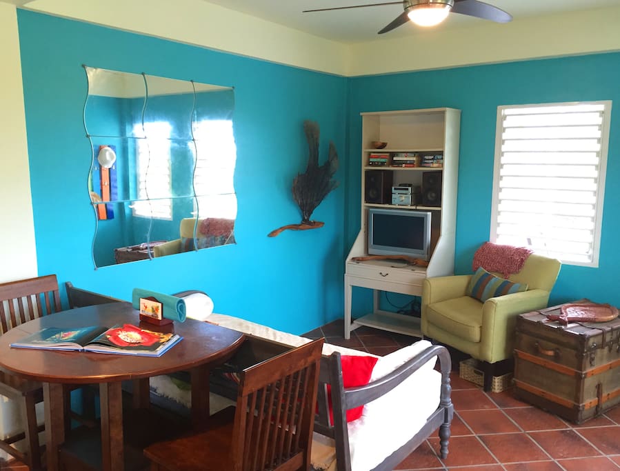 Living room with single day bed, TV, Apple TV, stereo