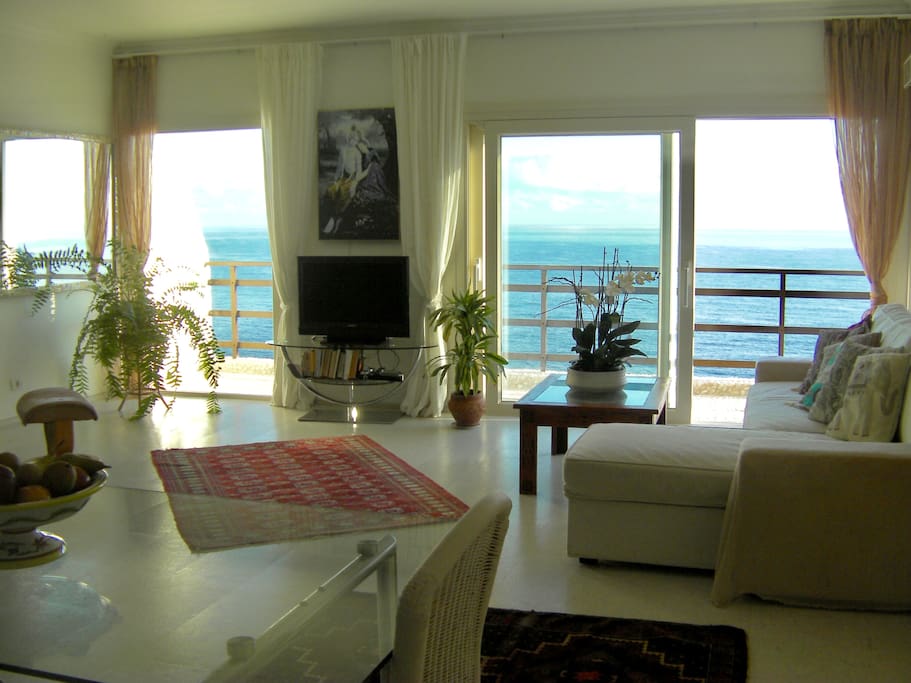 living room with terrace and ocean view / sala de estar con terraza y vista al océano / soggiorno con terrazza e vista sull'oceano