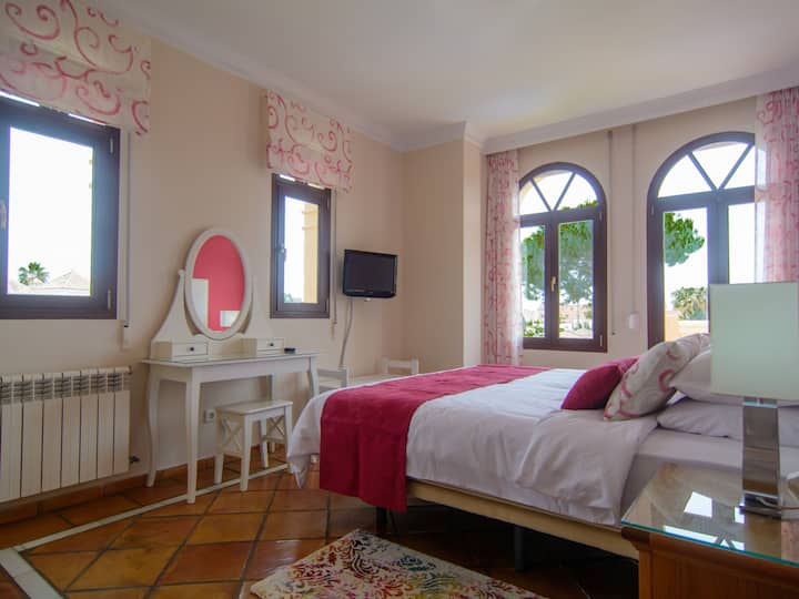 Spavaća soba za goste s dva kreveta za jednu osobu, stol za šminkanje