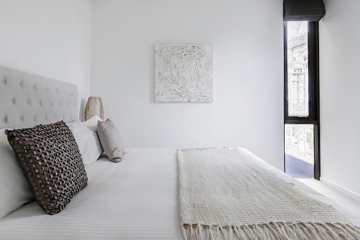 Sleek High-Rise Apartment with Sweeping City Skyline Views gallery image 2