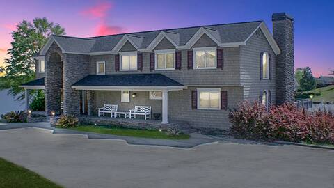 Luxury 6 Bedroom 4.5 bath Lakefront Escape