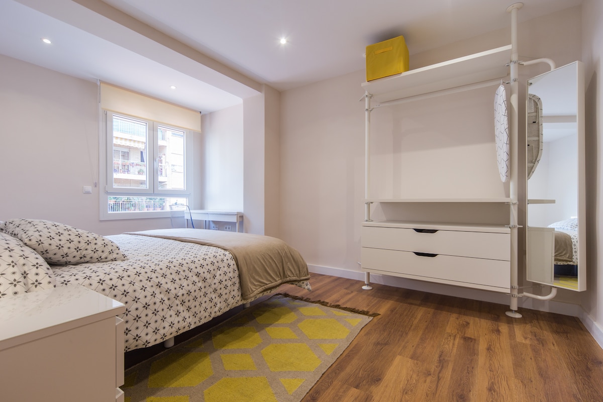 Popular Airbnb listing: 3 bedrooms flat near the University of Valencia in Algirós