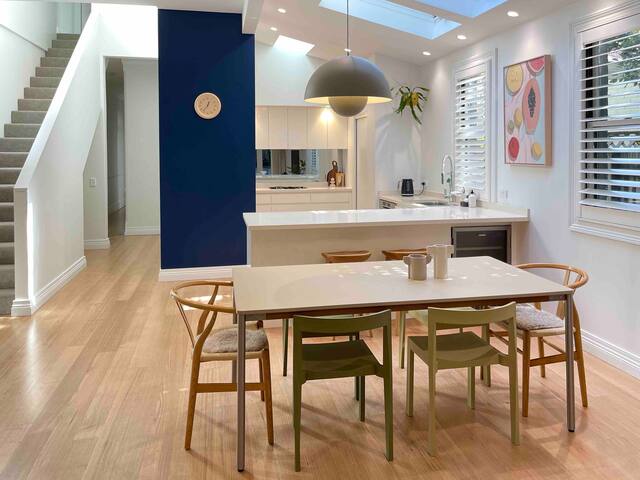 Elegant Mosman 4B Home at Center gallery image 4