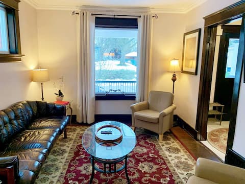 Top performing Airbnb: Home King Beds steps to Google, WRHN, Perimeter in Kitchener