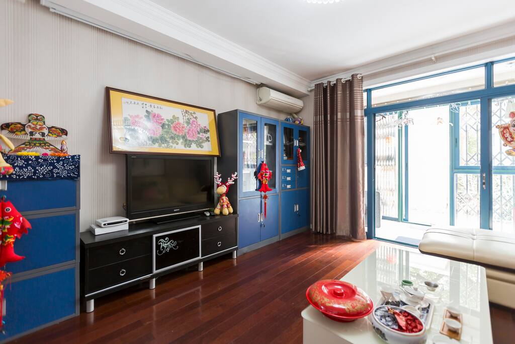 客厅外面是阳台和院子,there is a garden outside of the living room.