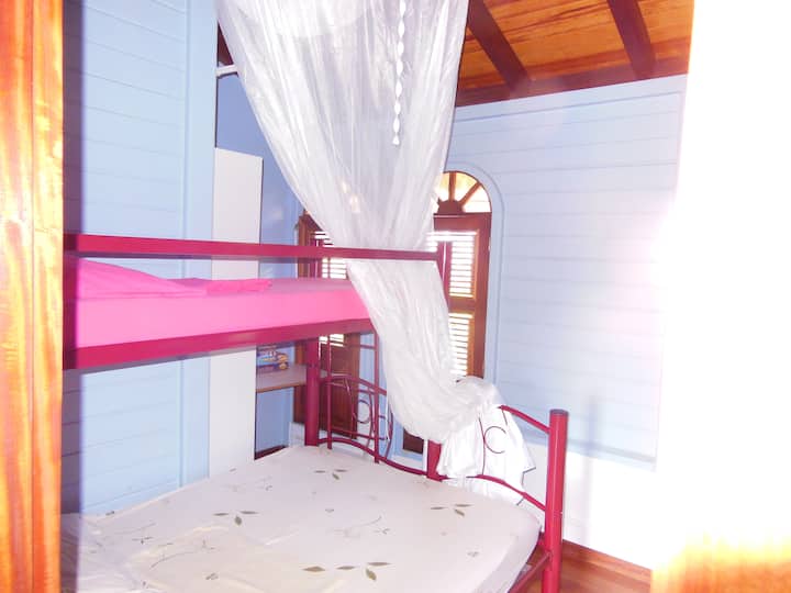 dormitorio #3 con aire acondicionado, una litera grande  y una pequeña litera