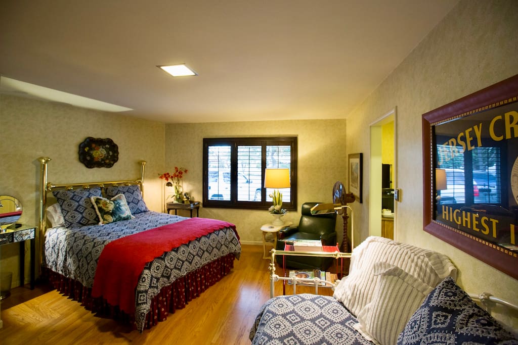 Comfortable setting with Queen bed, a daybed and air conditioning.