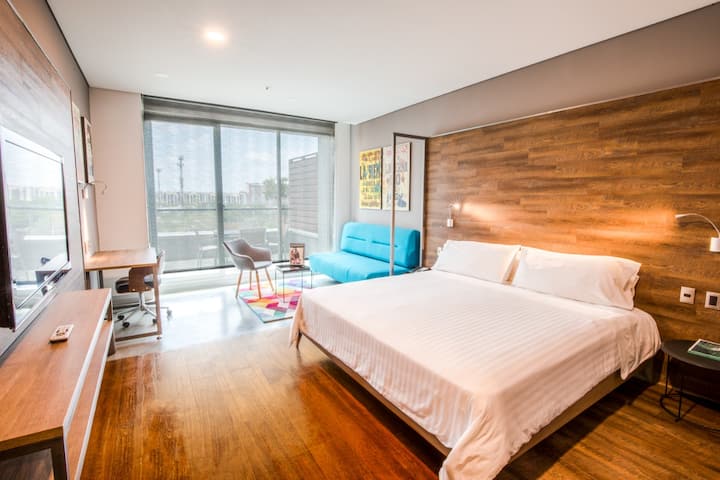 Standard King Bed. 36 sq m (385 sq ft). 100% cotton 300-count linens. 42 inch LCD TV. Soundproof. Work desk.