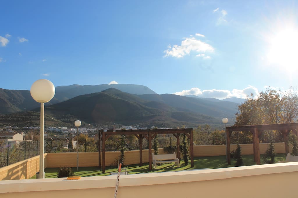 Vistas de la Sierra de Gádor desde el jardín comunitario.