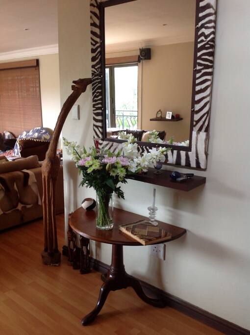 African style mixes well w European antiques giving the essence of homeliness.