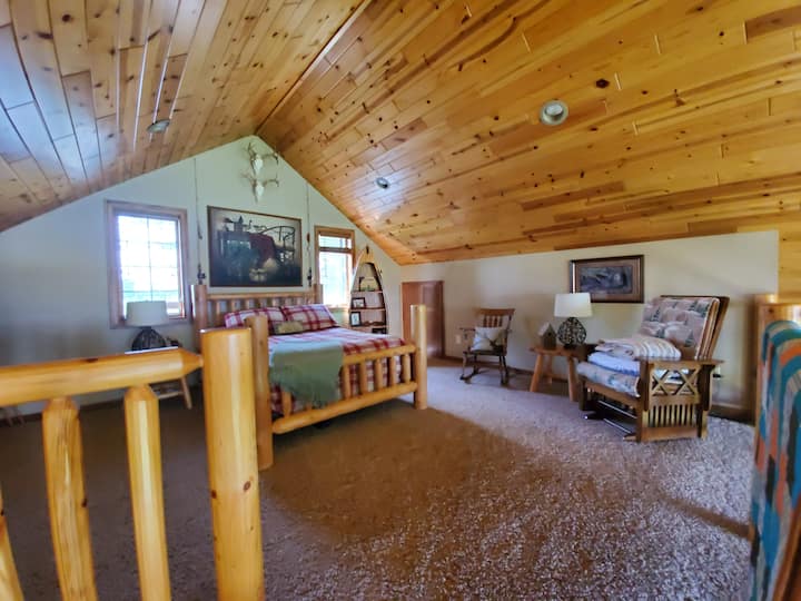 Loft - queensize-dobbeltseng og nogle siddepladser