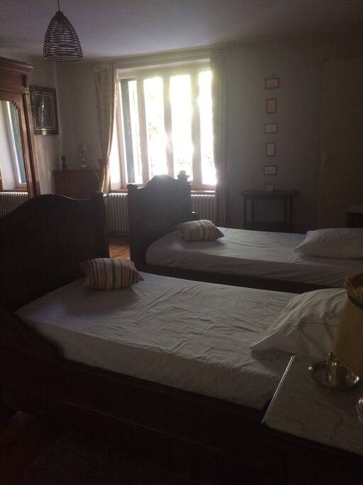 Chambre avec 2 lits jumeaux avec salle de bain attenante