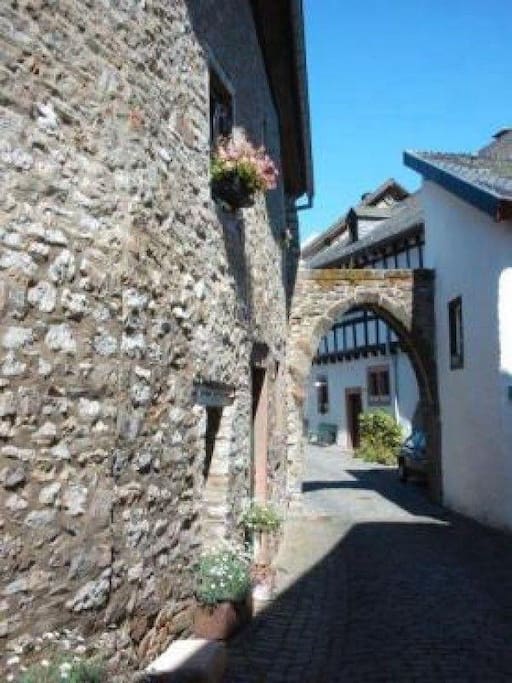 links der Eingang zu der Ferienwohnung, dahinter das Mitteltor der Burganlage