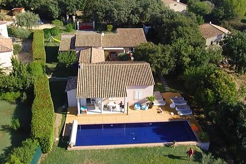 Large modern family home Uzes