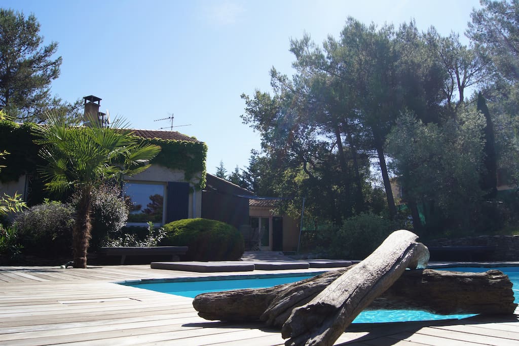 Vue maison du bord de la piscine